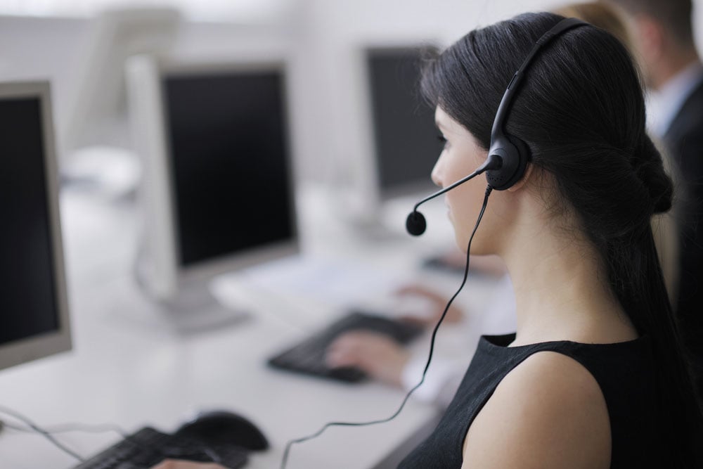 ヘルプデスクオフィスで顧客にサポートを提供するヘッドフォンを持つビジネスマングループ、トレーニングと教育の指示を与えるマネージャー